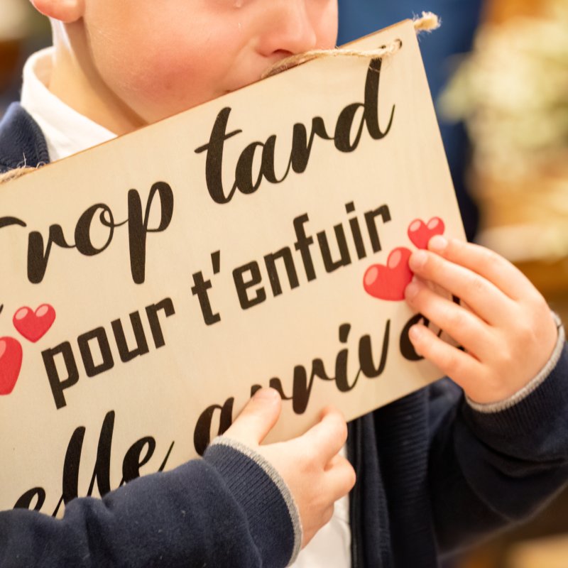 pancarte-trop-tard-pour-t-enfuir-elle-arrive 1